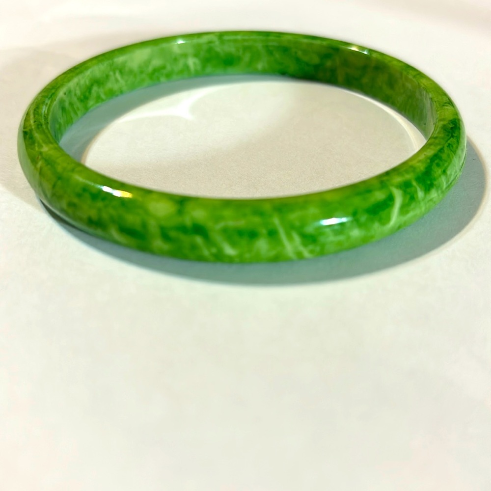 Lucite vintage bangle bracelet.